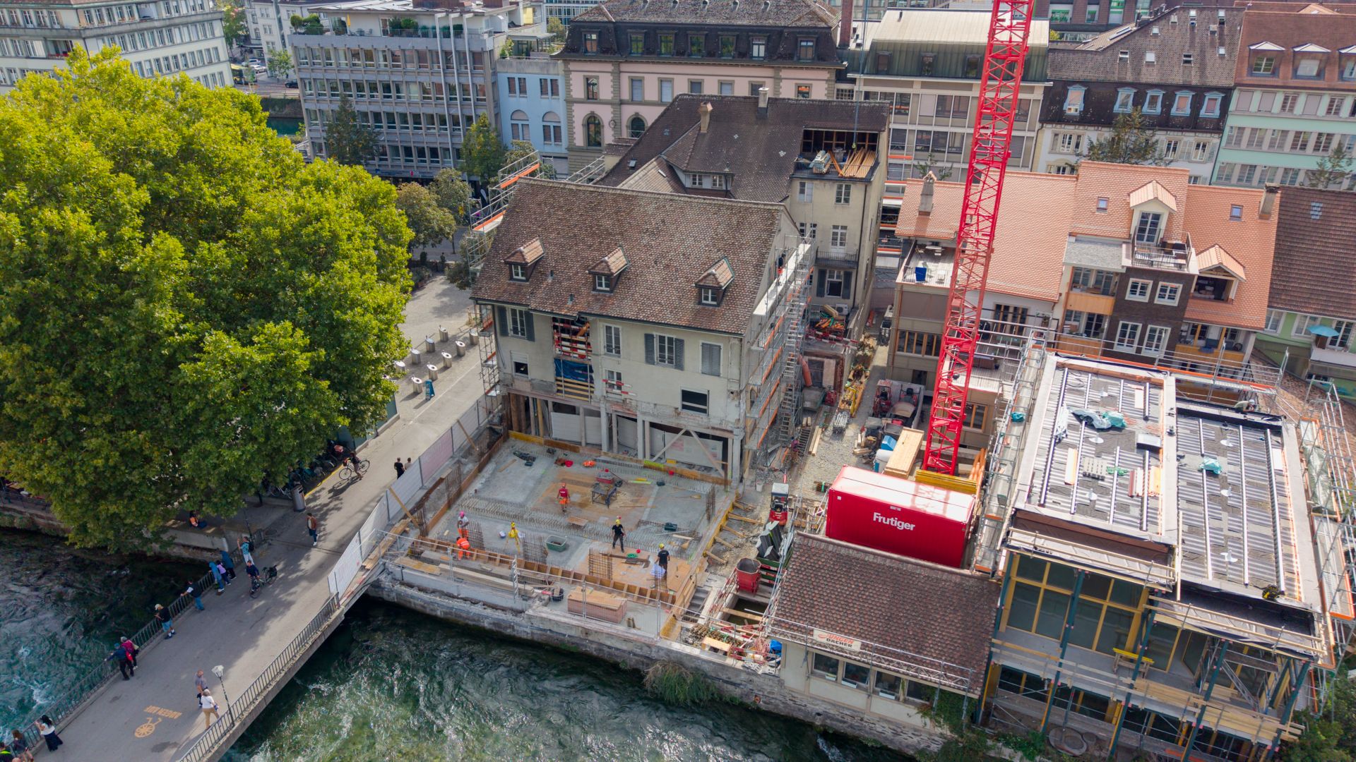 Drohnenbild vom Simmentalerhof. Der hintere dritte Teil ist im Bau. Das Fundament steht.