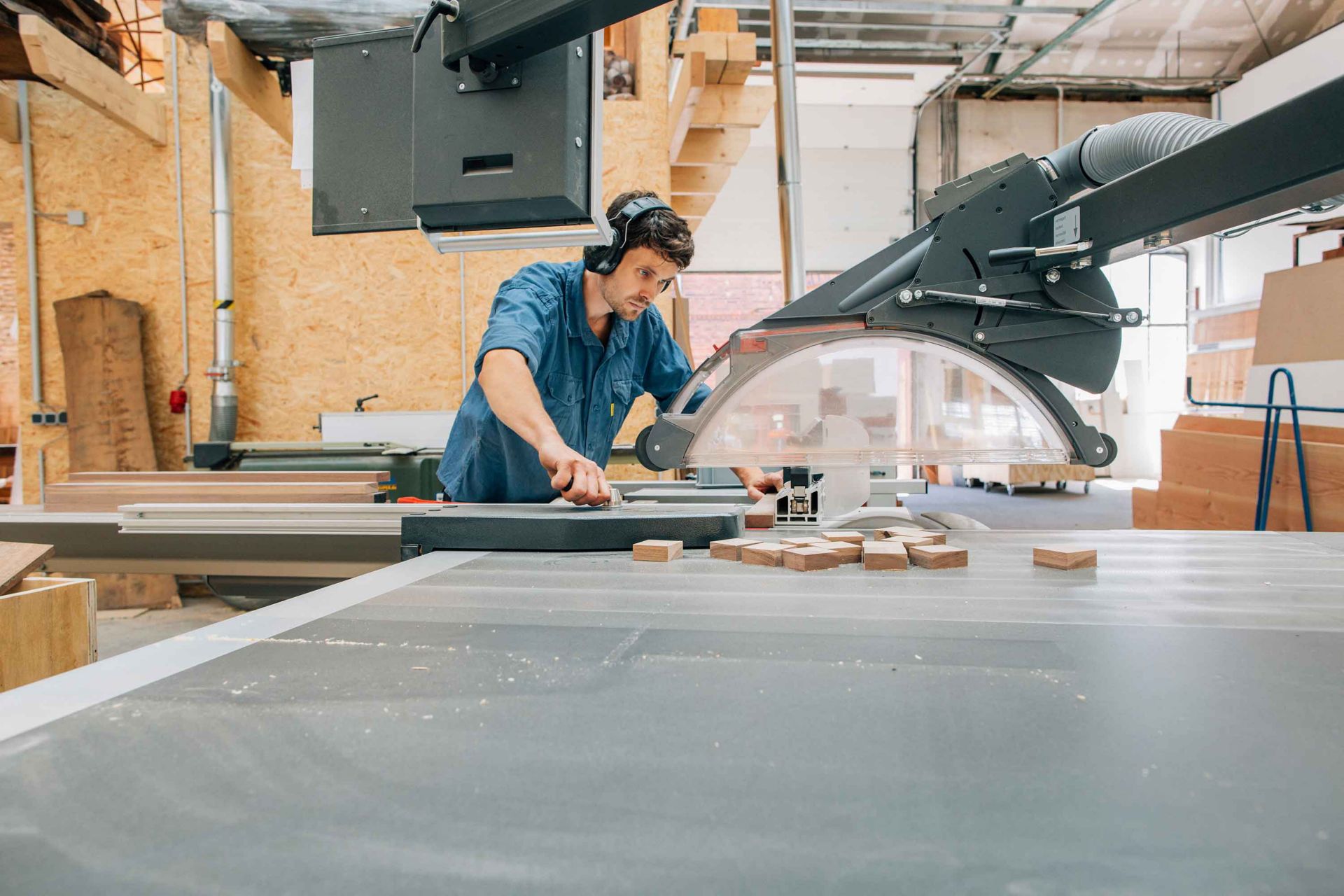 Uomo al lavoro in una falegnameria