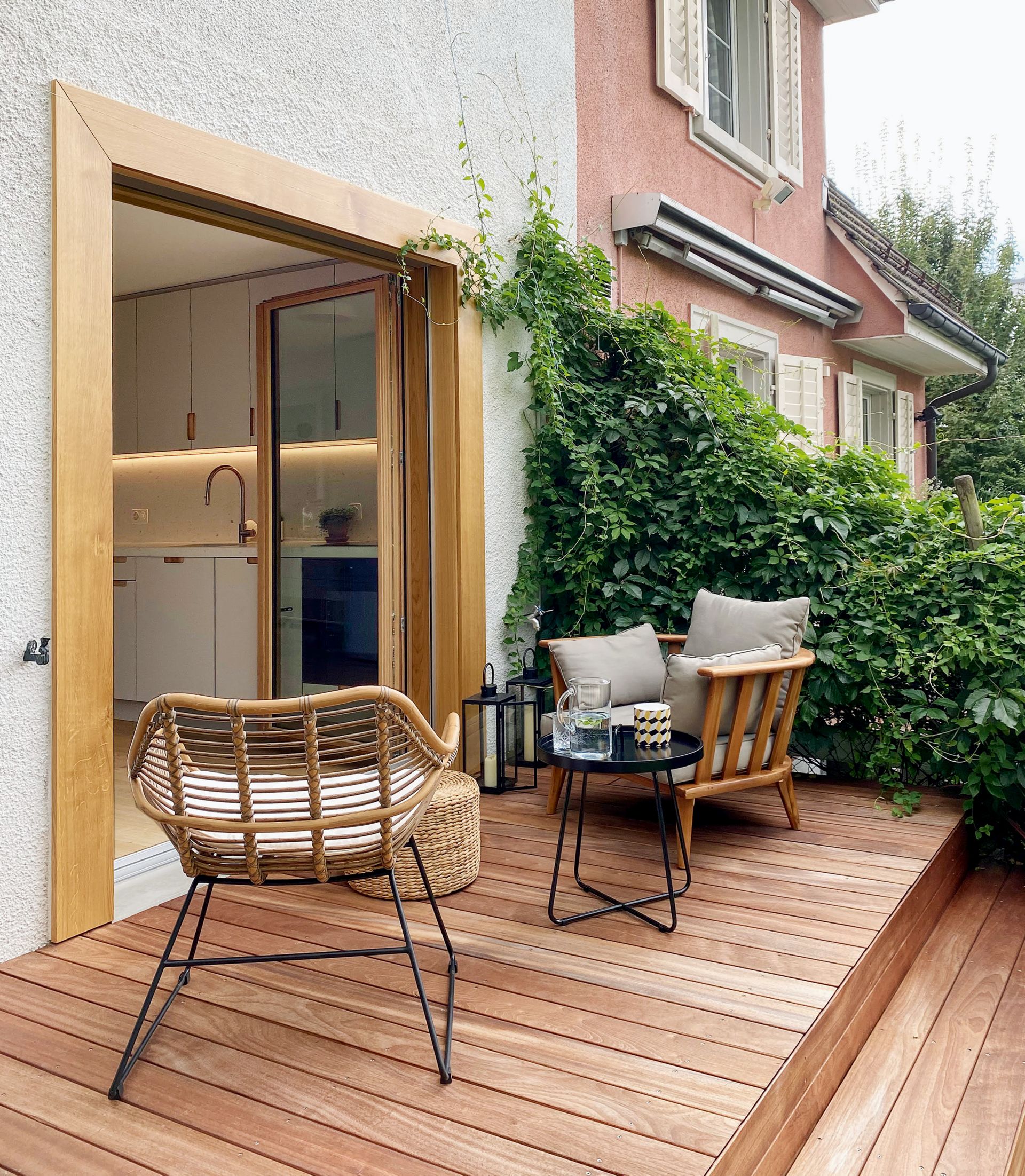 Mit dem versteckten Storenkasten blieb die Fassade des Hauses nach dem Durchbruch beinahe im Original erhalten. Die Rahmung der Gartentür in Eiche bildet eine visuelle Verbindung zur angrenzenden Holzterrasse.