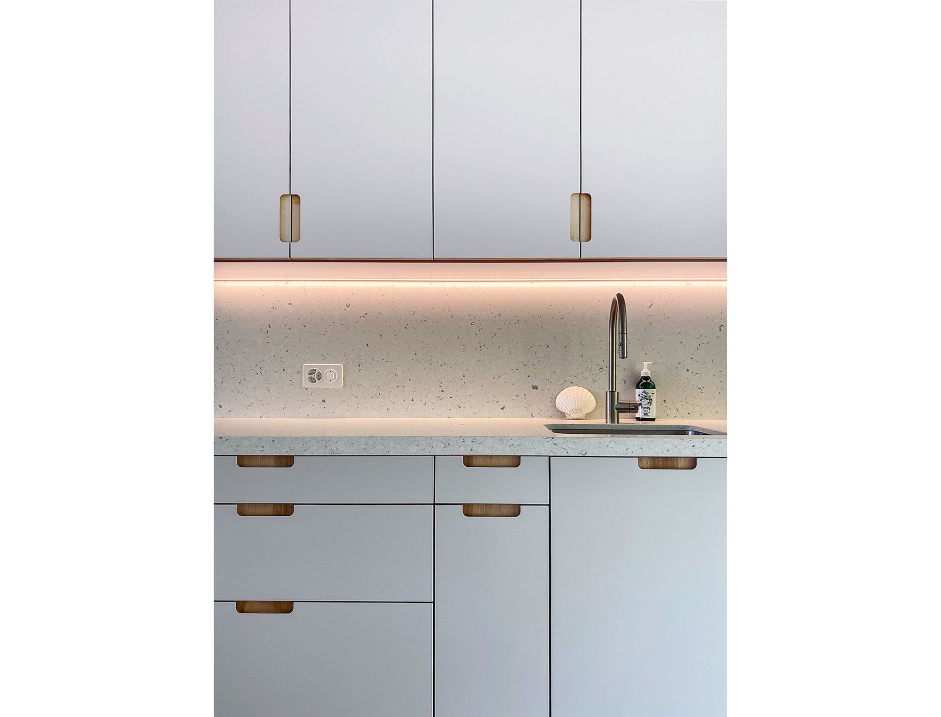 Die Griffe in der Küche lassen die Beschaffenheit der Multiplex-Platten erkennen. Die Architektin feilt gerne gemeinsam mit Handwerkern an eleganten Detaillösungen.