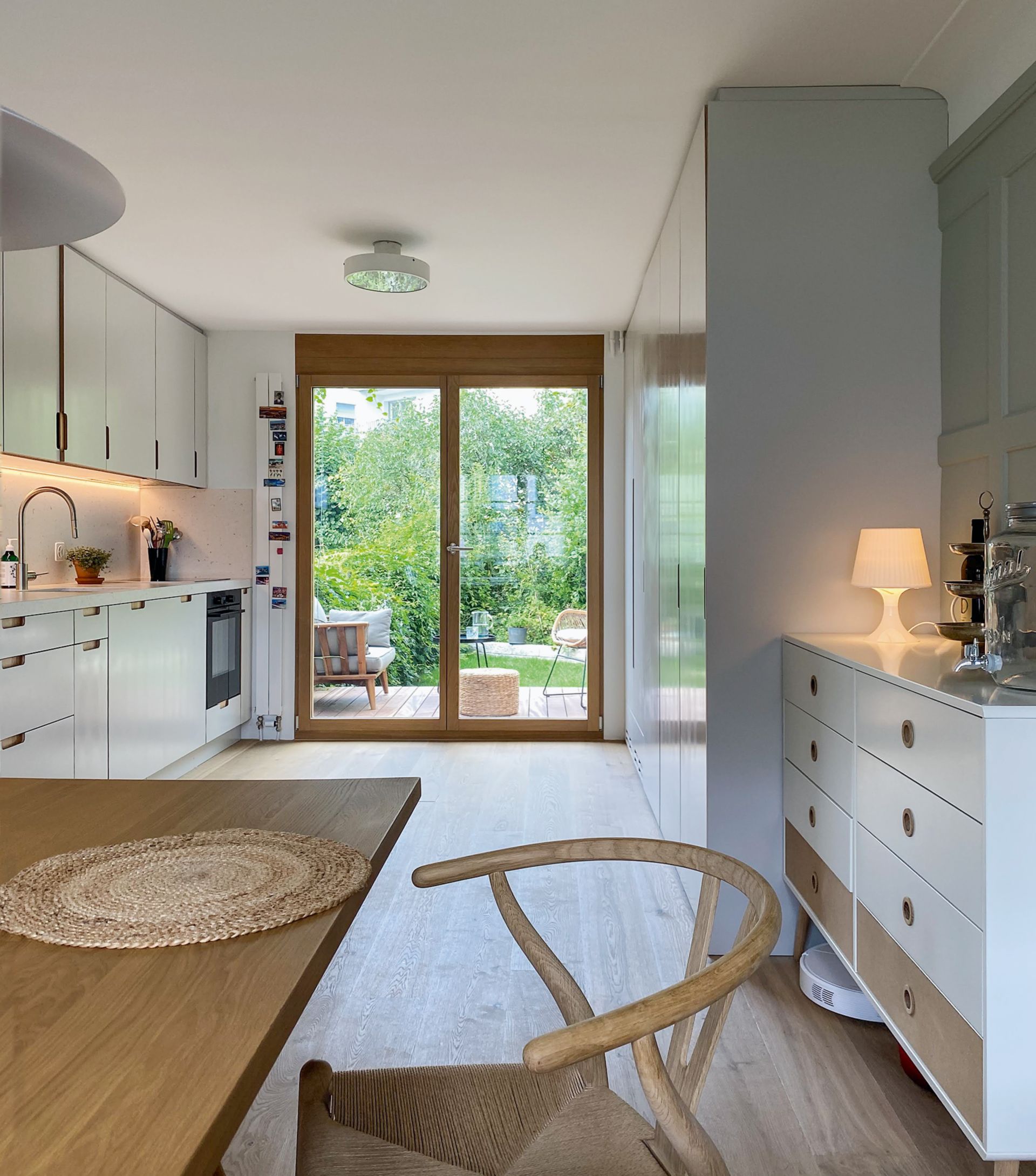 Der Blick in den Garten verleiht dem Haus ein neues Gefühl der Weite.