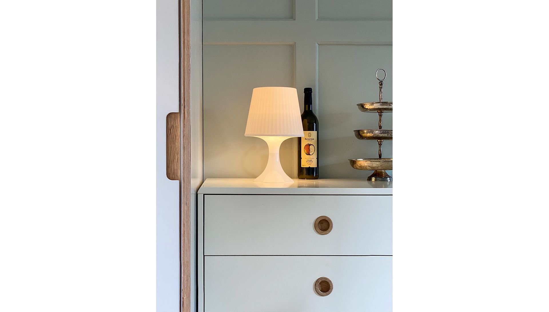 Die Holztäferung erhielt einen neuen Anstrich in einem warmen Grauton.