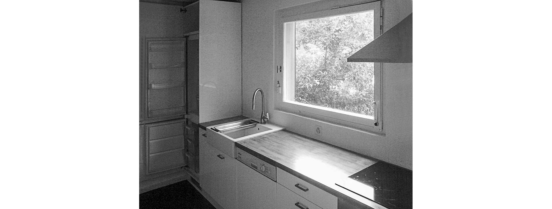 Das alte Küchenfenster hatte schöne Holzlaibungsdetails, die vom Schreiner sorgfältig aufgefrischt und wiederverwendet wurden.