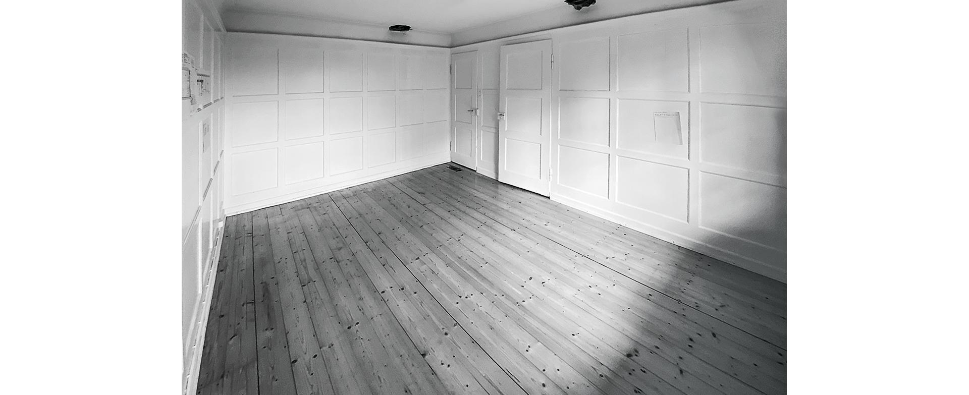 Das Erdgeschoss bestand ursprünglich aus Wohnzimmer, Küche, Büro, Eingangsbereich und WC. Das Büro wurde beim Umbau mit der Küche zu einem Raum vereint.