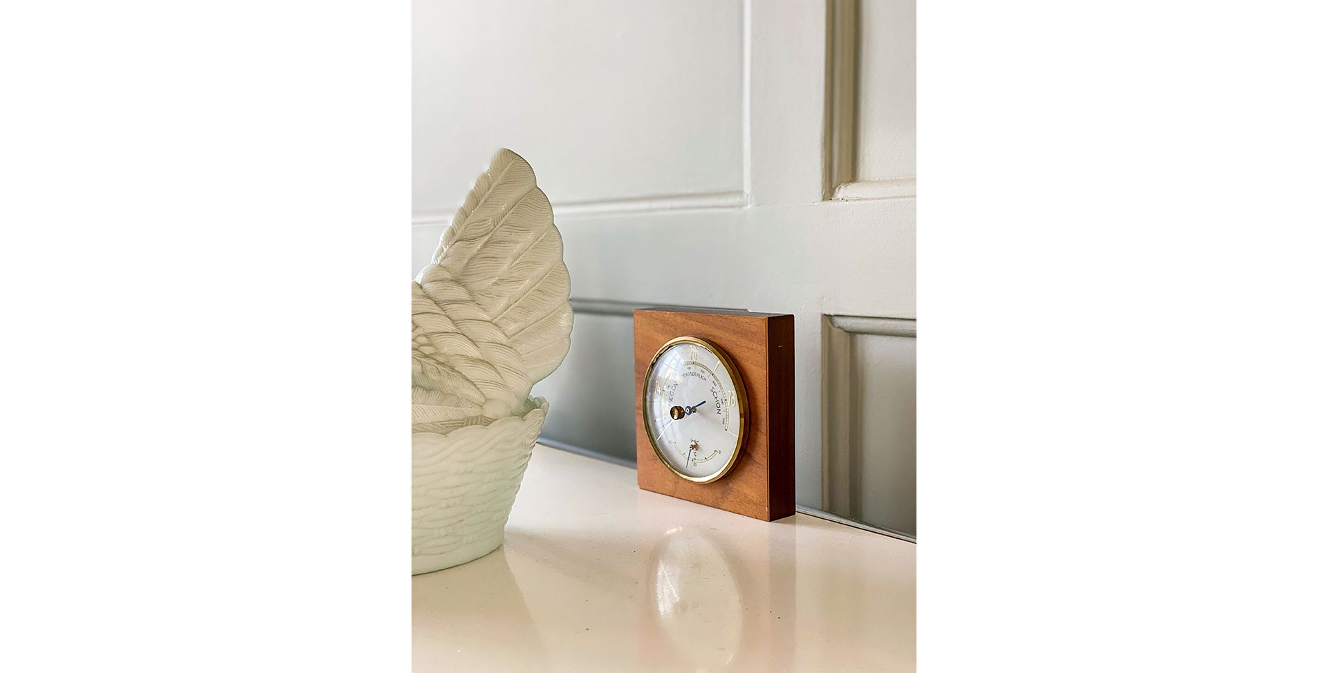 Auch in den gestalterischen Details setzt sich die neutrale, klassische Farbpalette mit warmen Holztönen fort.