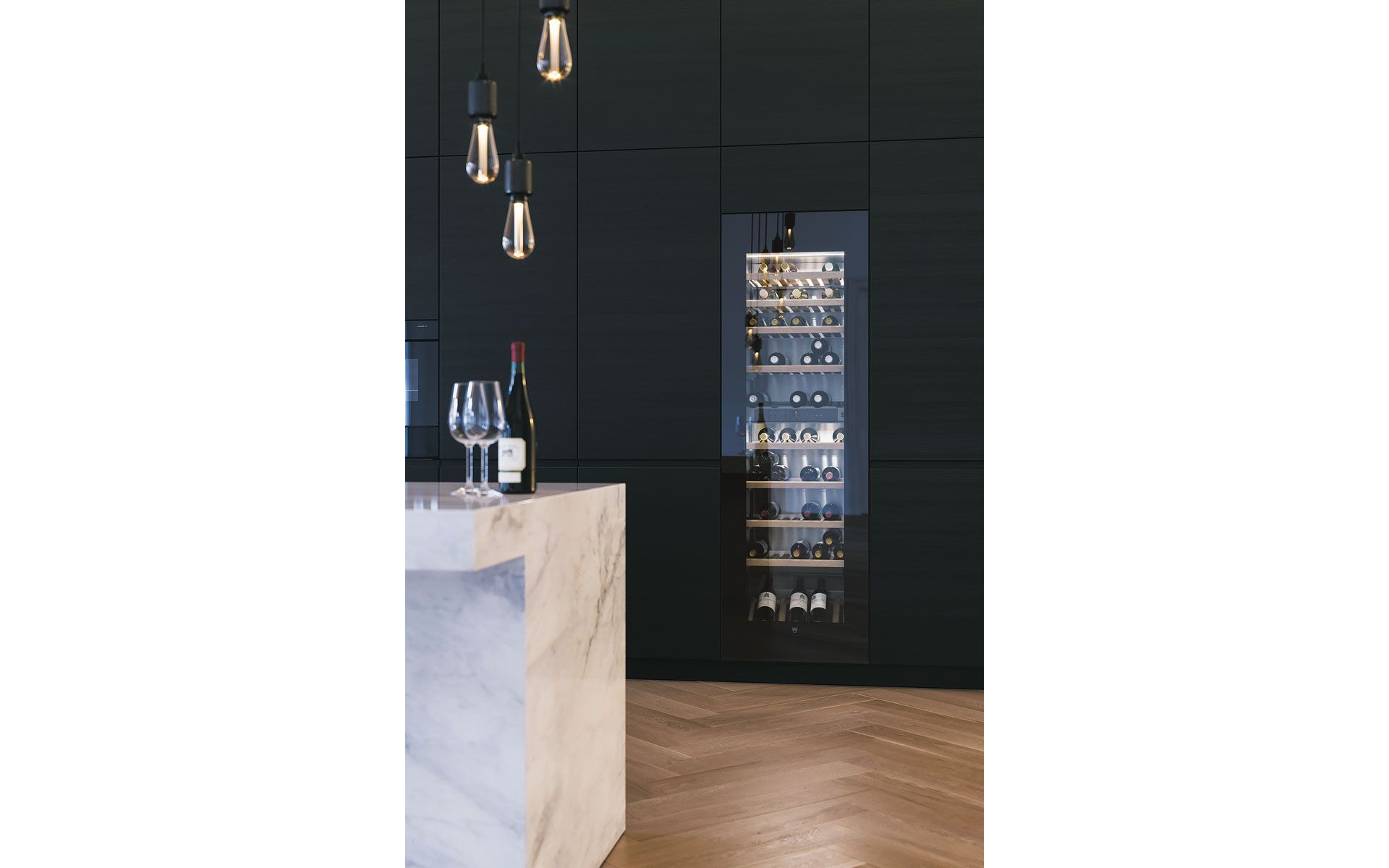 V-Zug conserva nel nuovo WineCooler «V6000» fino a 83 bottiglie di vino, in bella e gradevole vista, a portata di mano e alla temperatura ottimale. Il tutto è ben organizzato e facile da gestire grazie ai ripiani in legno estraibili e alle eleganti sorgenti luminose a LED. Foto: V-Zug