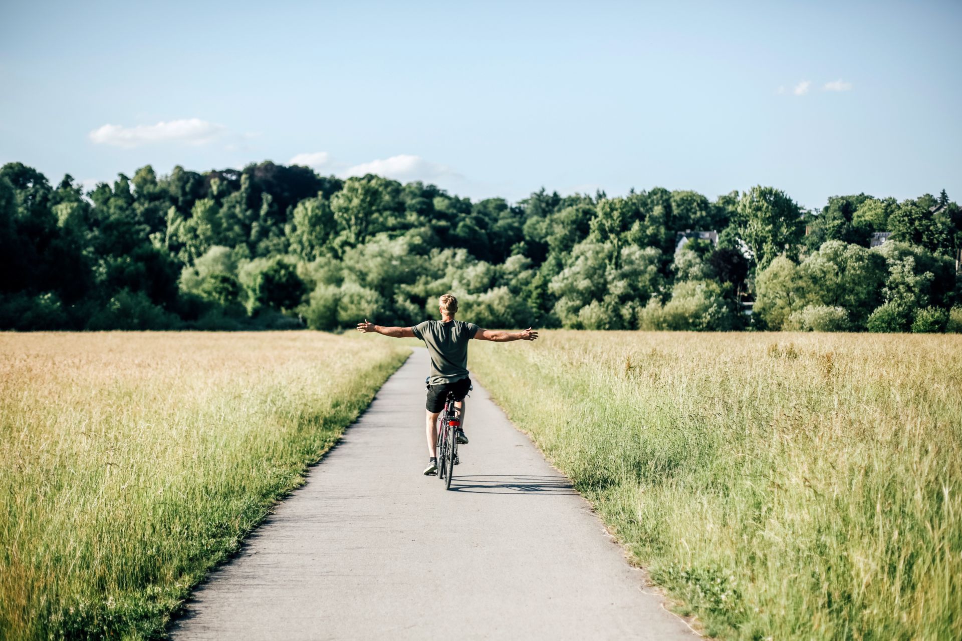 Velofahrer mit ausgestreckten Armen