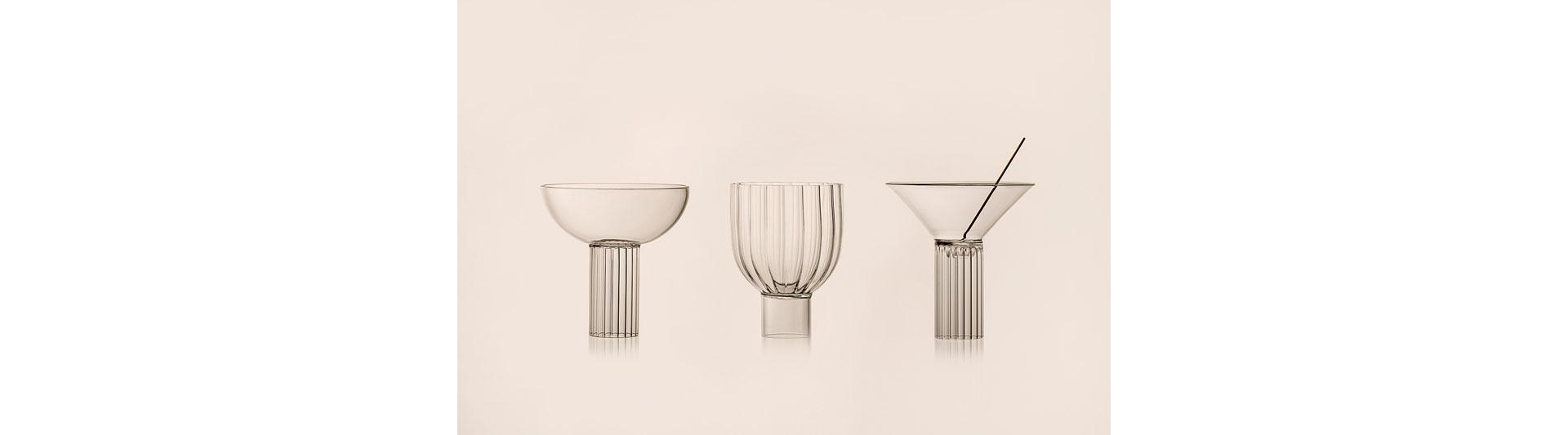 ... e il trio di bicchieri «Calici», creato in omaggio a Milano e al rituale dell'aperitivo, fa gran bella mostra di sé anche dietro la vetrina o su uno scaffale aperto. Foto: Agustina Bottoni