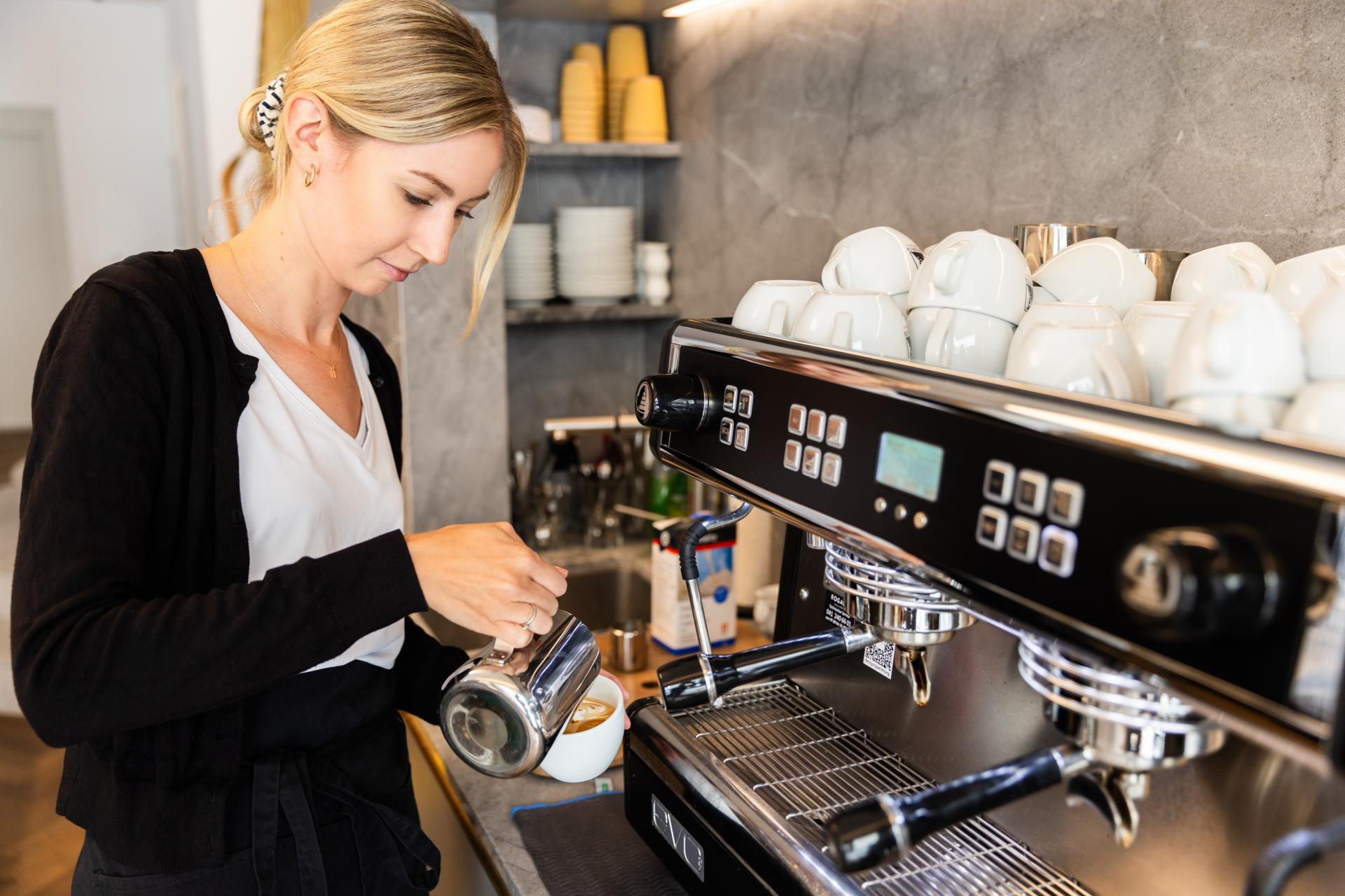 Frau mit Kaffee