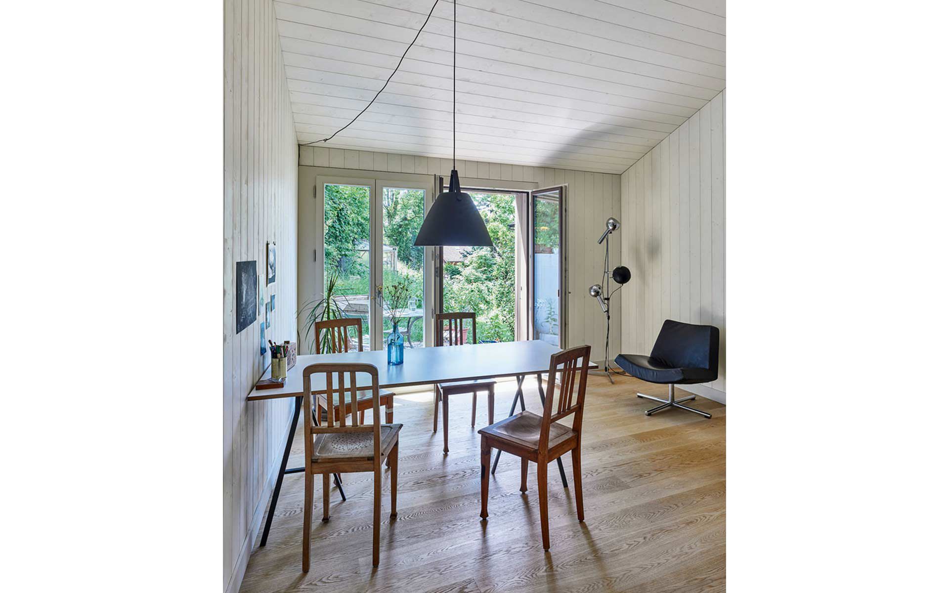 L’espace s’élargit vers le jardin. Ici, à l’étage, la grande porte fenêtre est orientée vers le sud, au rez-de-chaussée vers l’ouest.