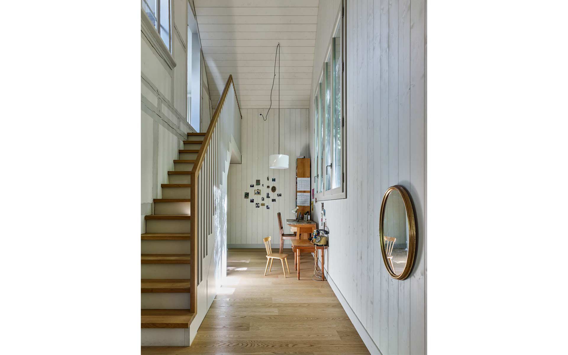 Une lumière intéressante dans la partie étroite de l’annexe: à droite, une fenêtre donnant sur la pente couverte de végétation, à gauche, sur la salle de bains dans les combles.