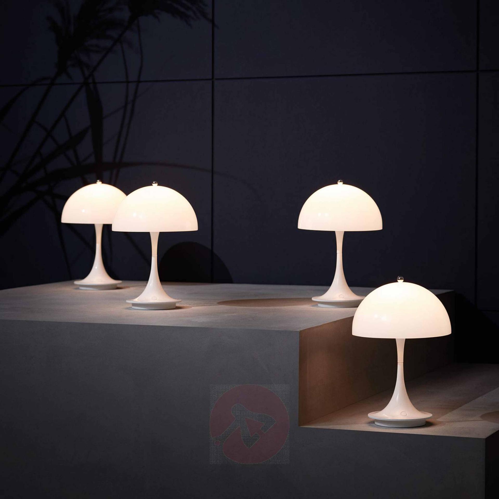 Die kabellose LED-Tischleuchte «Panthella Portable» von Louis Poulsen (Design: Verner Panton) besteht aus einem opalweissem Acrylschirm und weiss lackiertem Aluminiumfuss. Akkulaufzeit 5 Stunden, dreistufig dimmbar. https://www.louispoulsen.com/