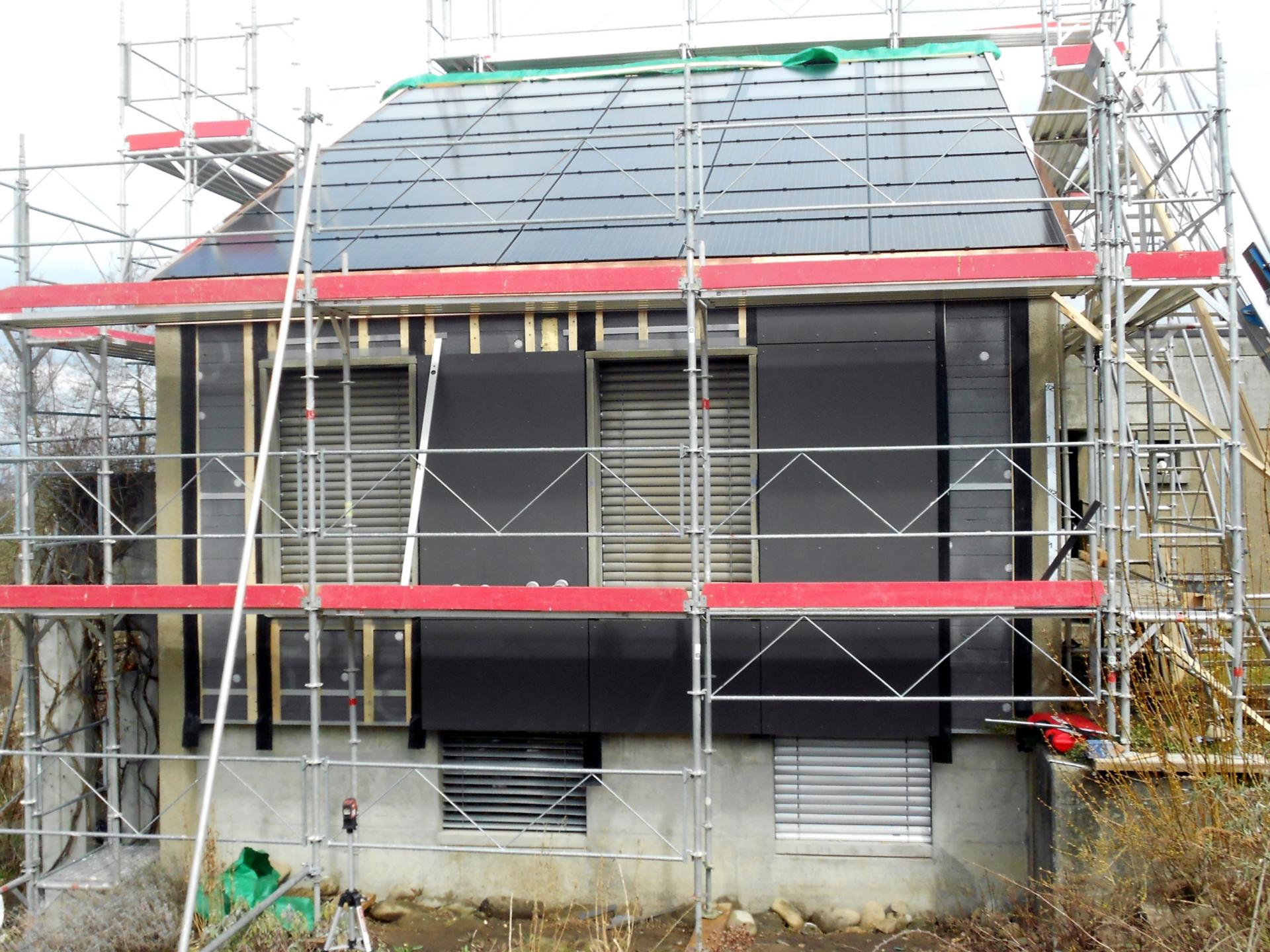 Solardach und neue Wandisolation mit Swisspearl Abdeckung.