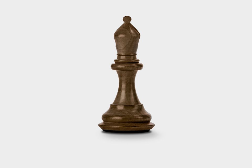 Pezzo degli scacchi alfiere su sfondo grigio