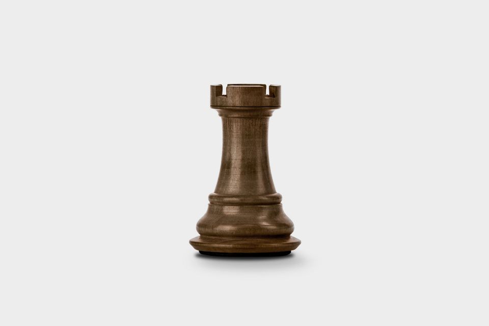 Schachfigur Turm auf grauem Hintergrund