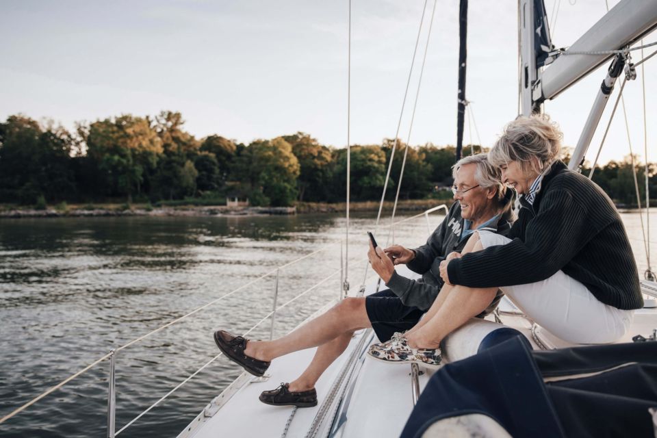 Un couple de retraités fait de la navigation en toute décontraction sur le lac.