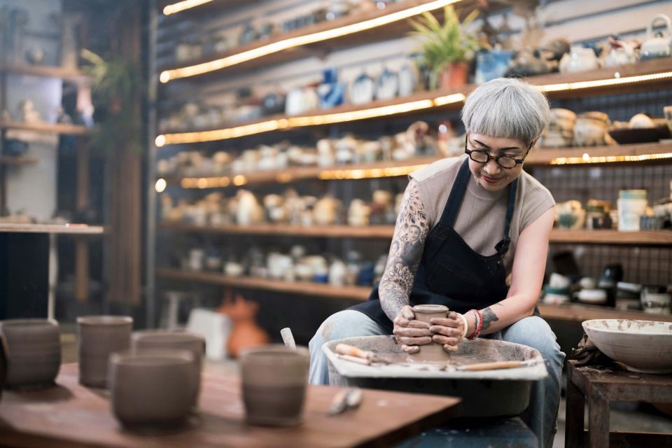 Une femme fait de la poterie.