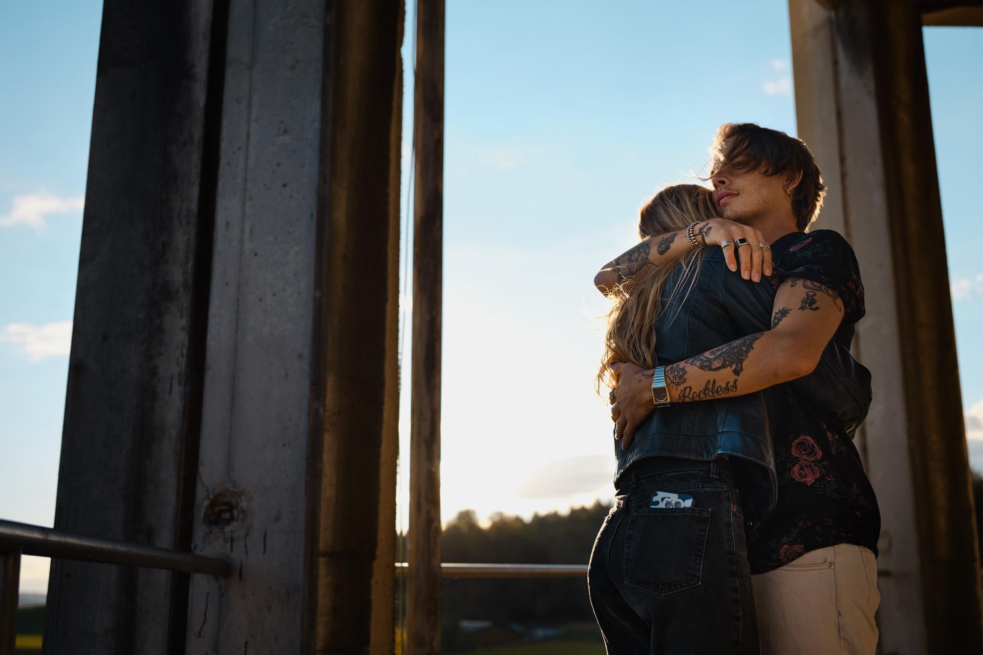 Junges Paar hält sich im Arm