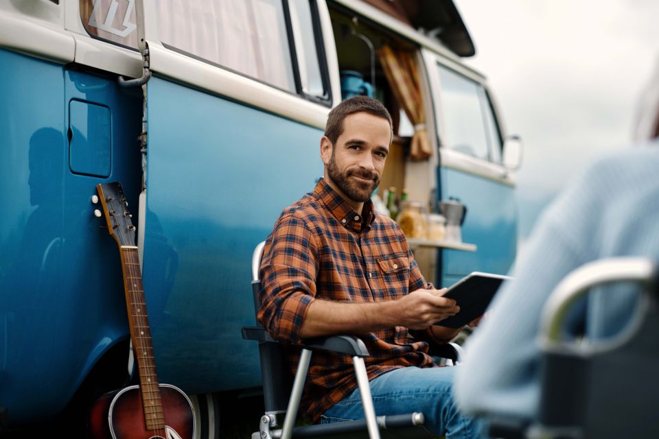 Homme dans une chaise de camping