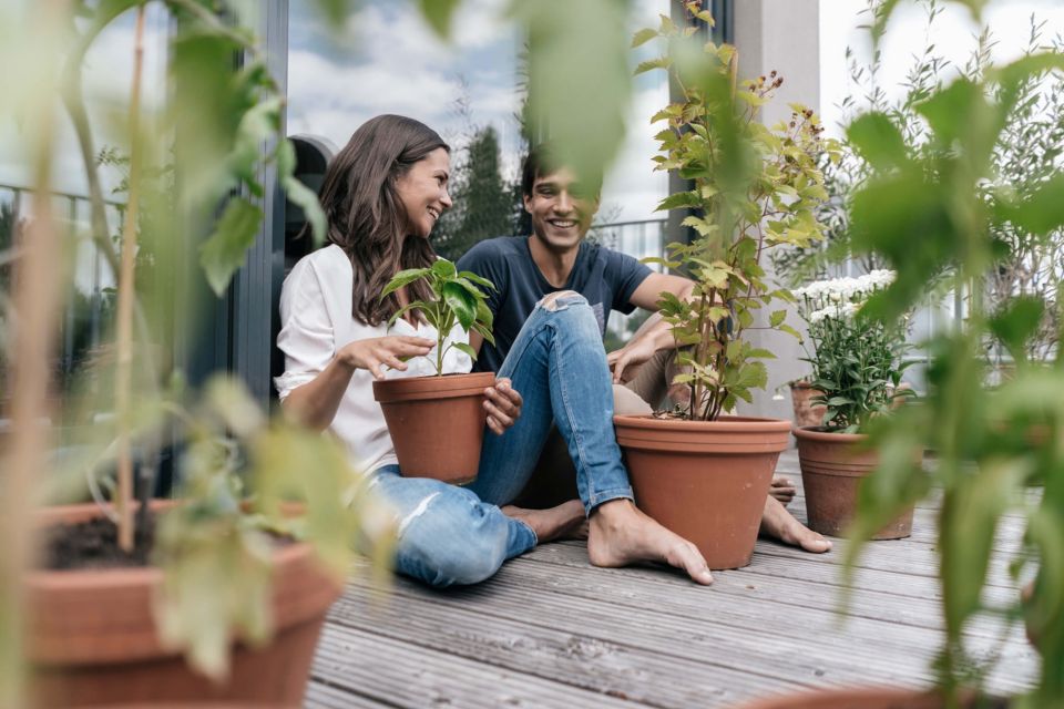 Paar sitzt auf Terrasse