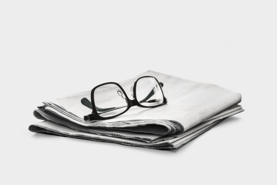 Lunettes sur un journal