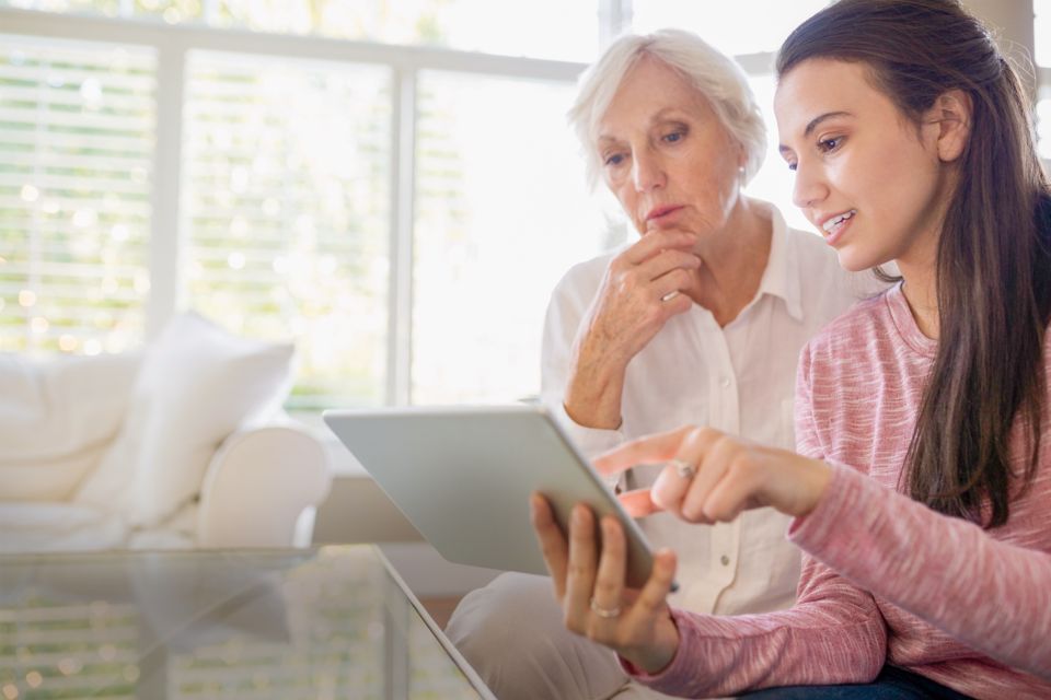 Grand-mère et petite-fille sur iPad