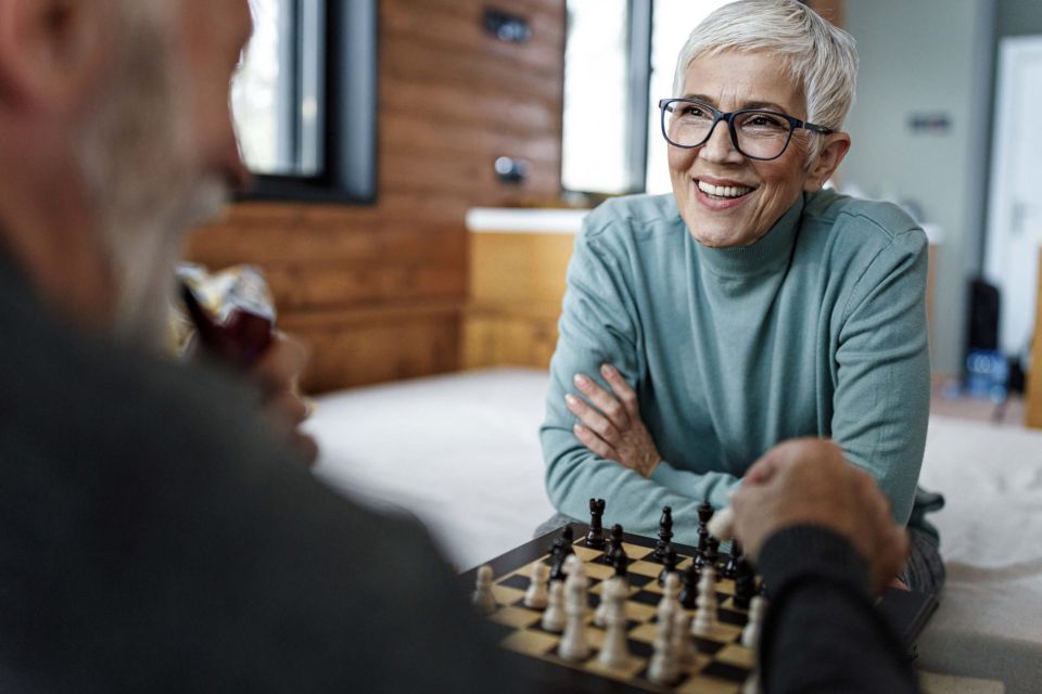 Couple jouant aux échecs