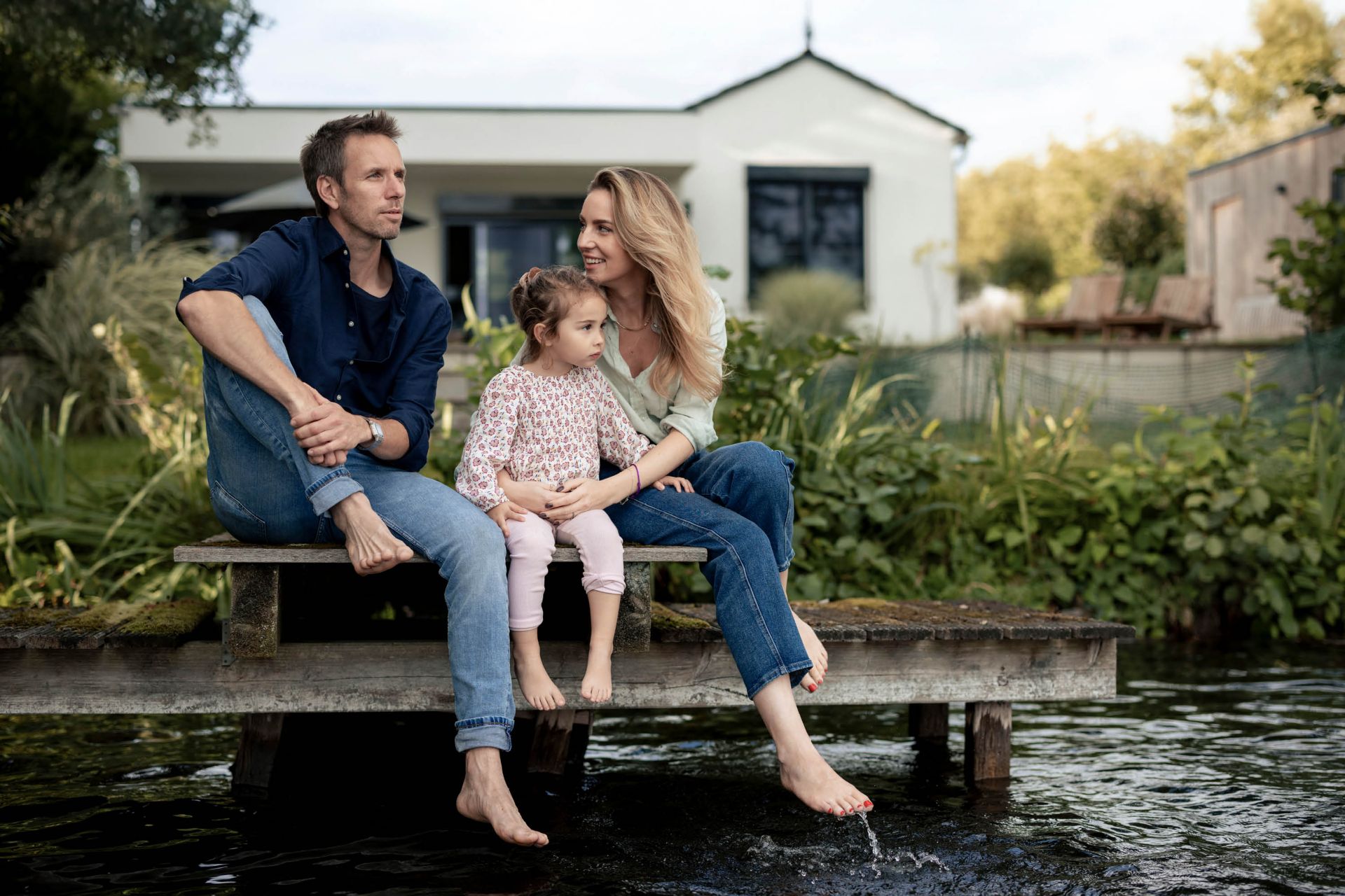Famiglia sul pontile davanti a casa