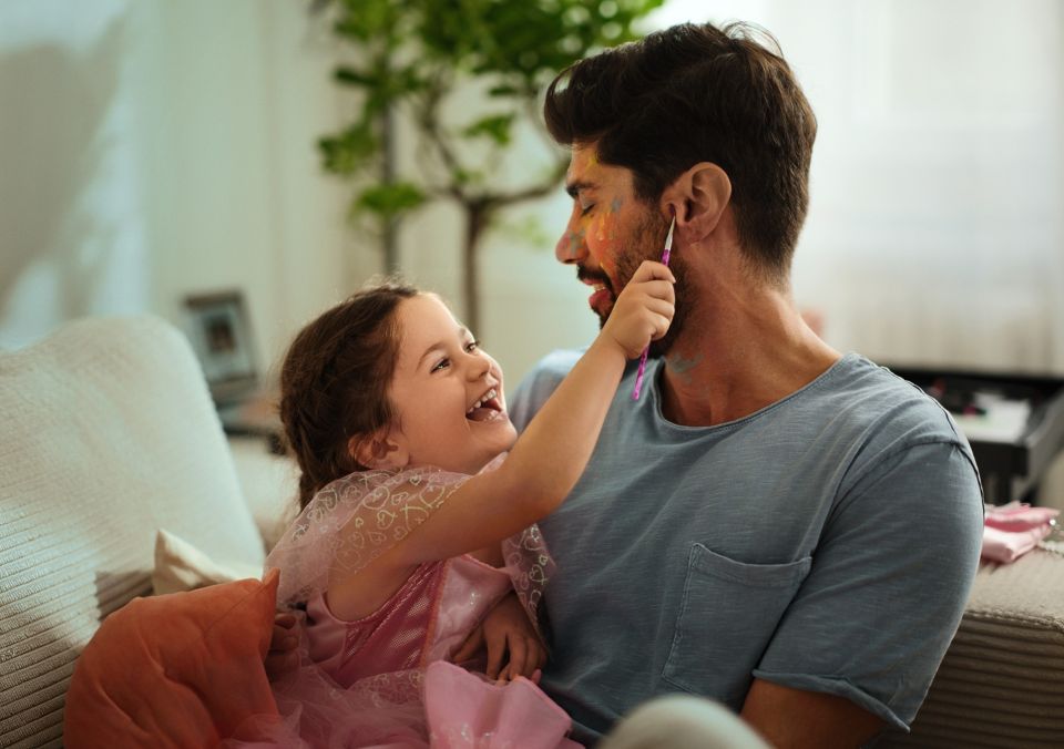 Padre con figlia sul divano