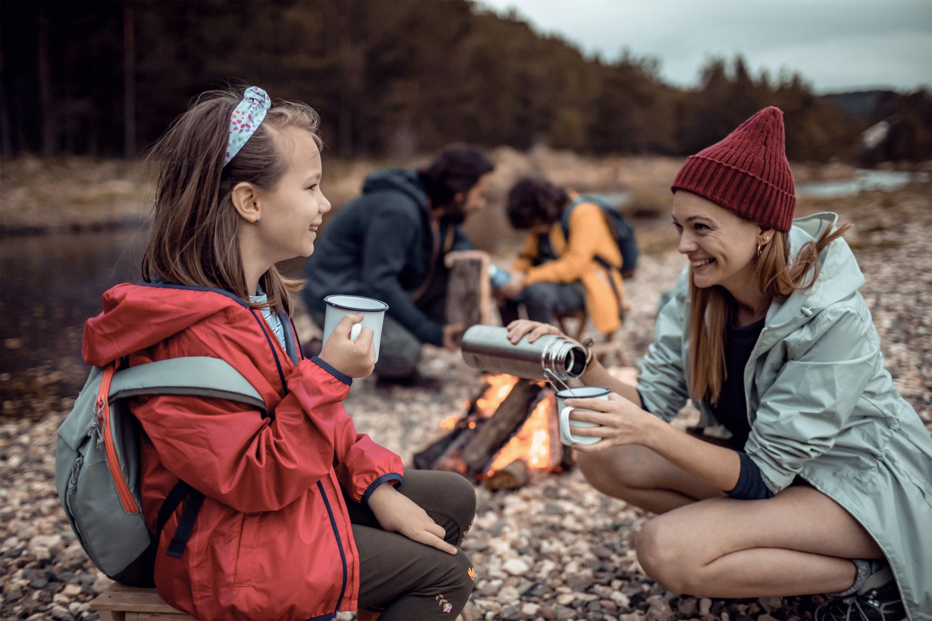 Familie am Lagerfeuer