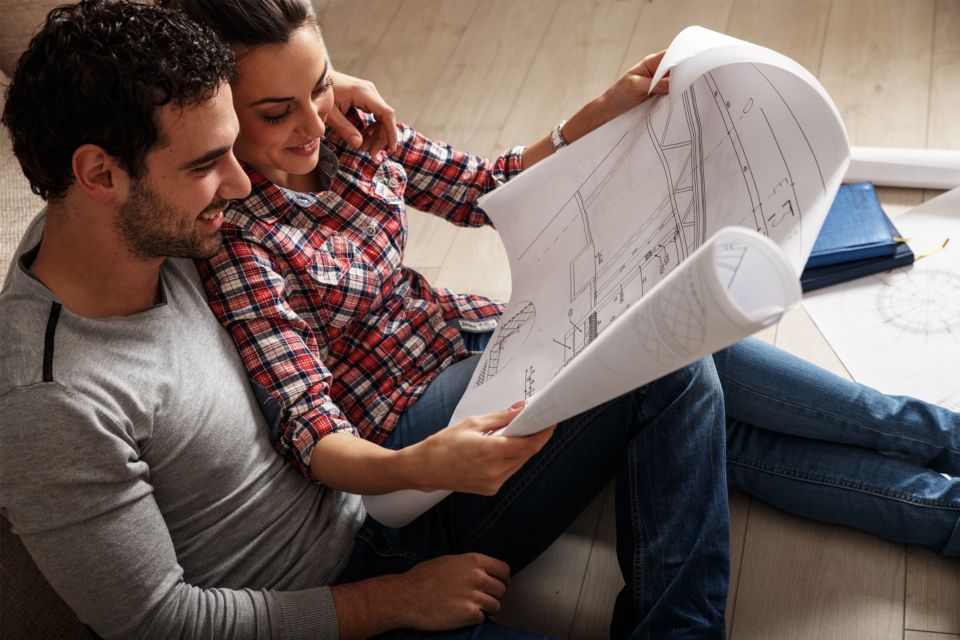 Un couple étudie un plan de construction