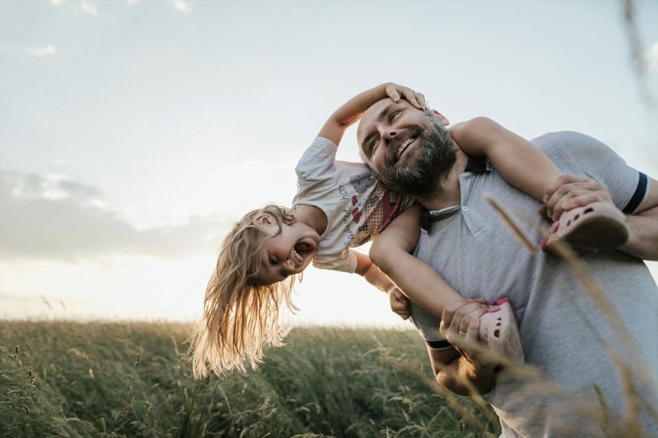 Padre con figlio in spalla