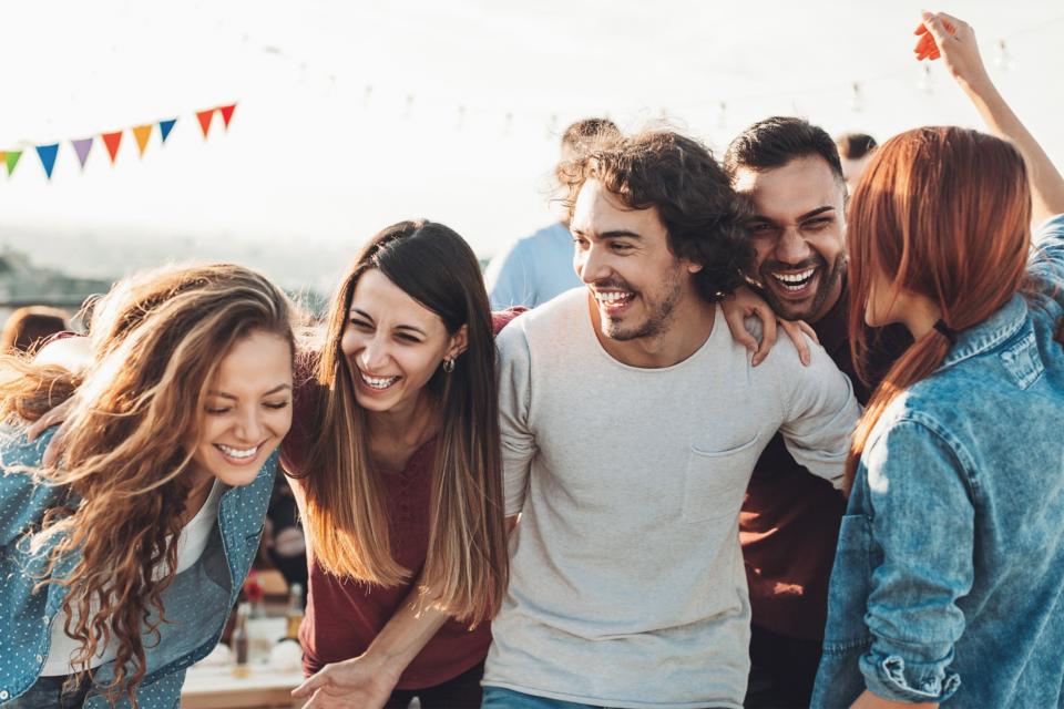 Jeunes adultes en fête