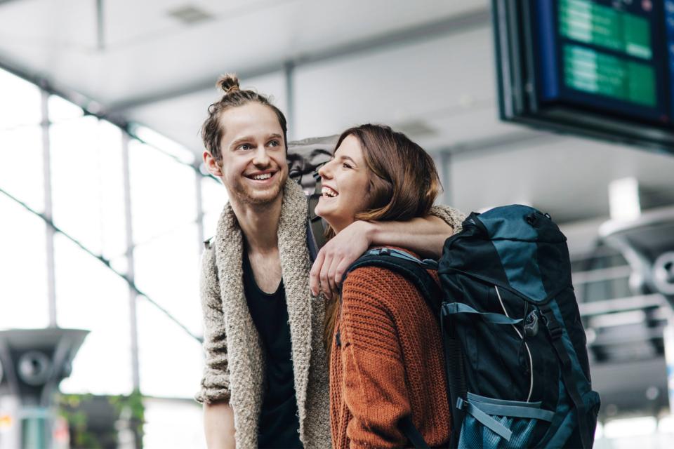 Jeune couple à l'aéroport