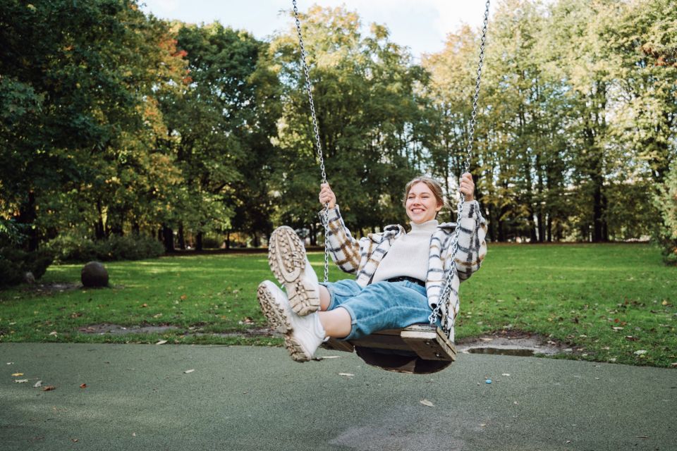 Junge Frau schaukelt im Park