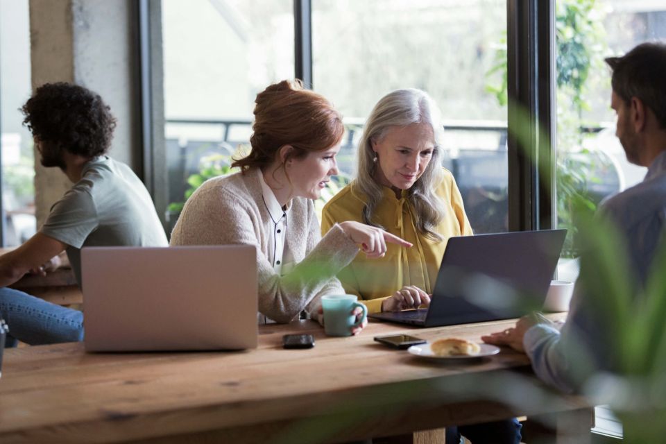 Donna davanti al computer portatile che fa ricerche