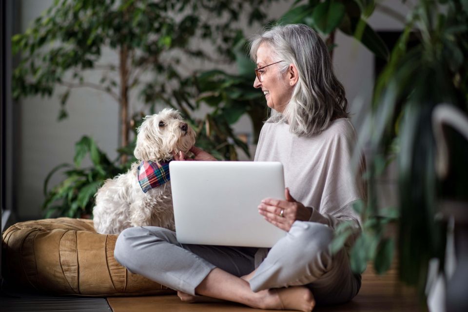 Femme assise sur le sol avec son chien