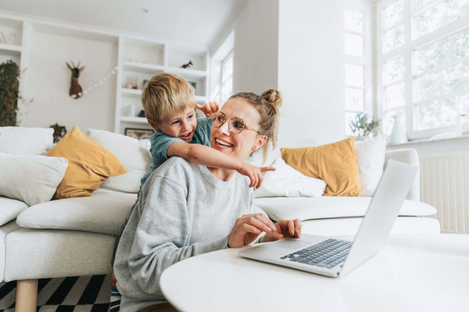 Una donna e un bambino guardano un computer portatile