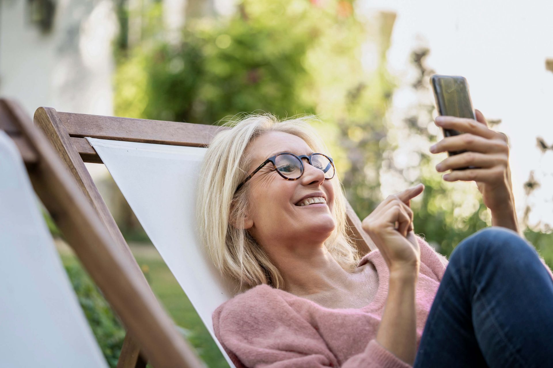 Frau schaut auf Handy