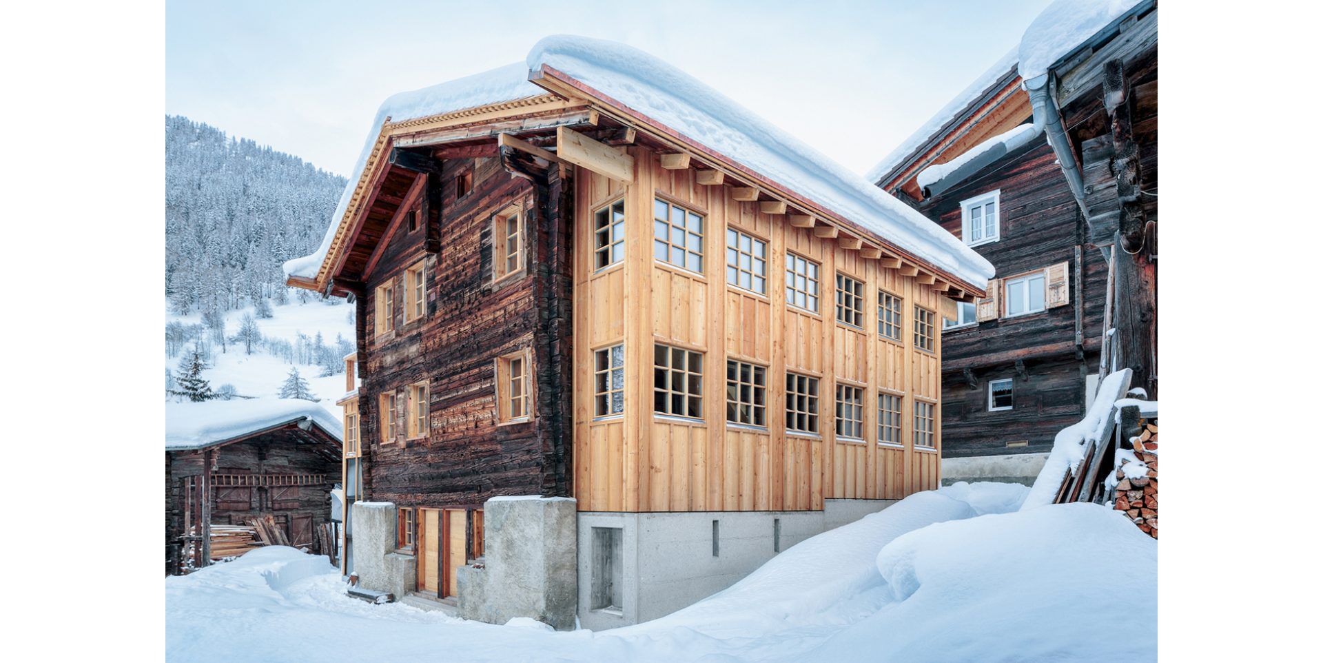 La costruzione a blocchi è stata realizzata ben oltre 500 anni fa. I nuovi annessi a traliccio in legno portano avanti la tradizione della casa. (Foto: Markus Käch, Emmenbrücke)