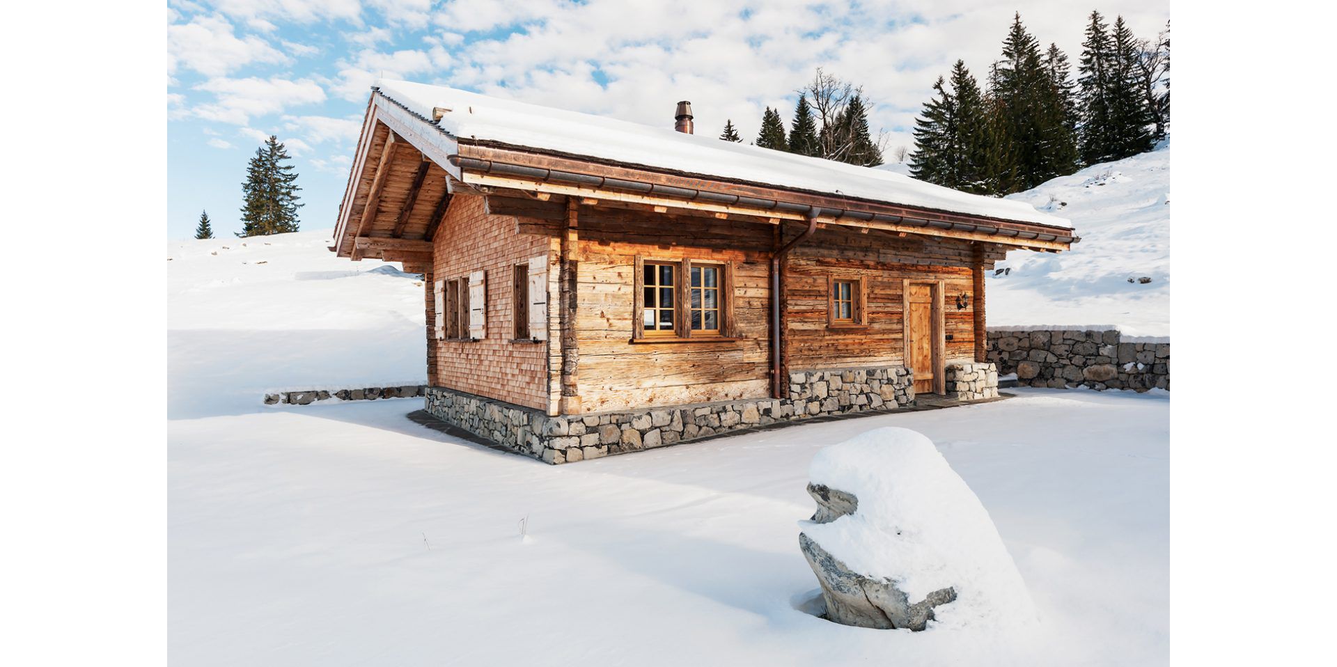 Les fondations du chalet ont été refaites, la façade repeinte et le toit doté de nouveaux bardeaux de bois. (Photo: Ernst Kehrli)