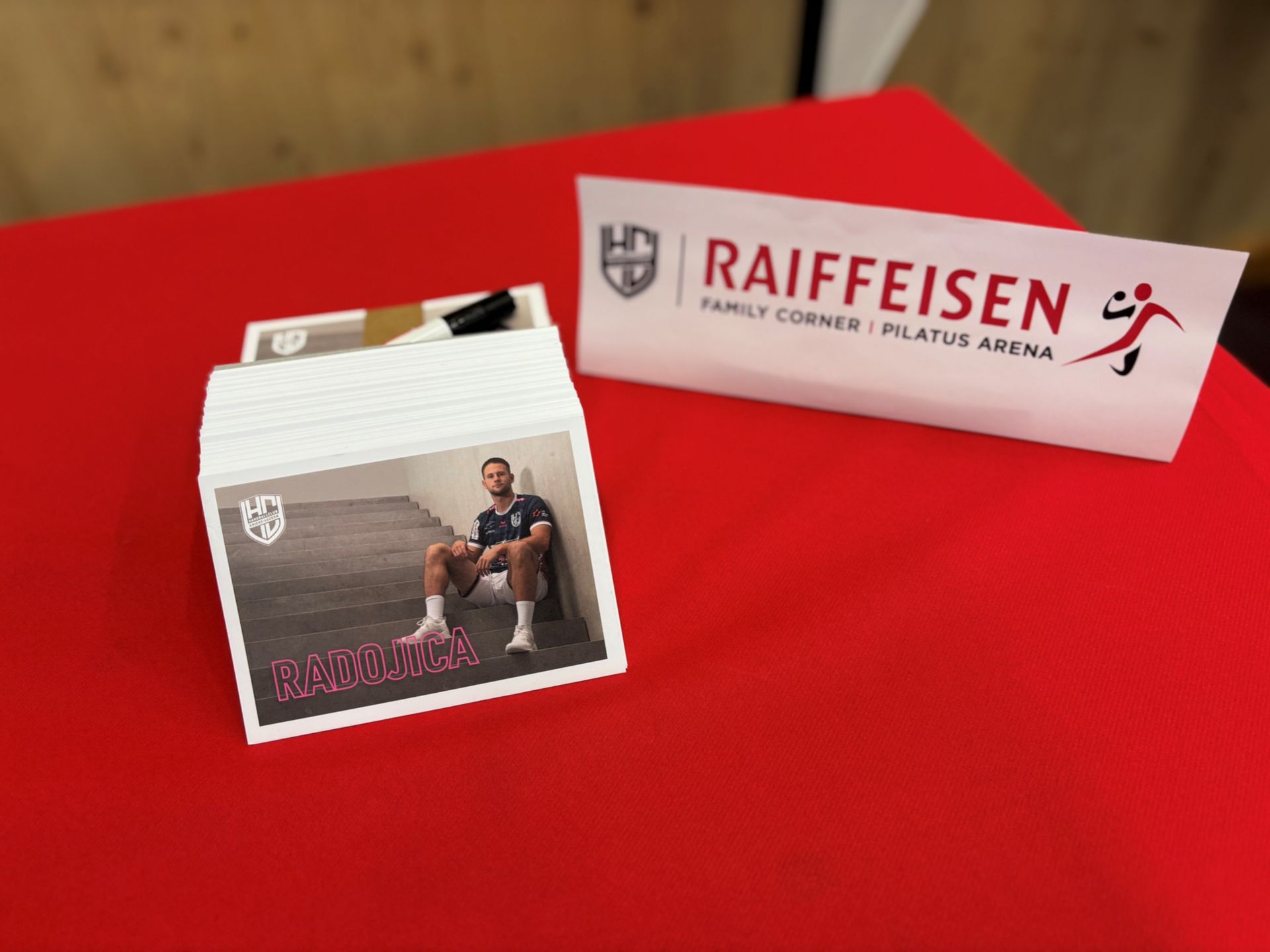 Tisch mit Autogrammkarten