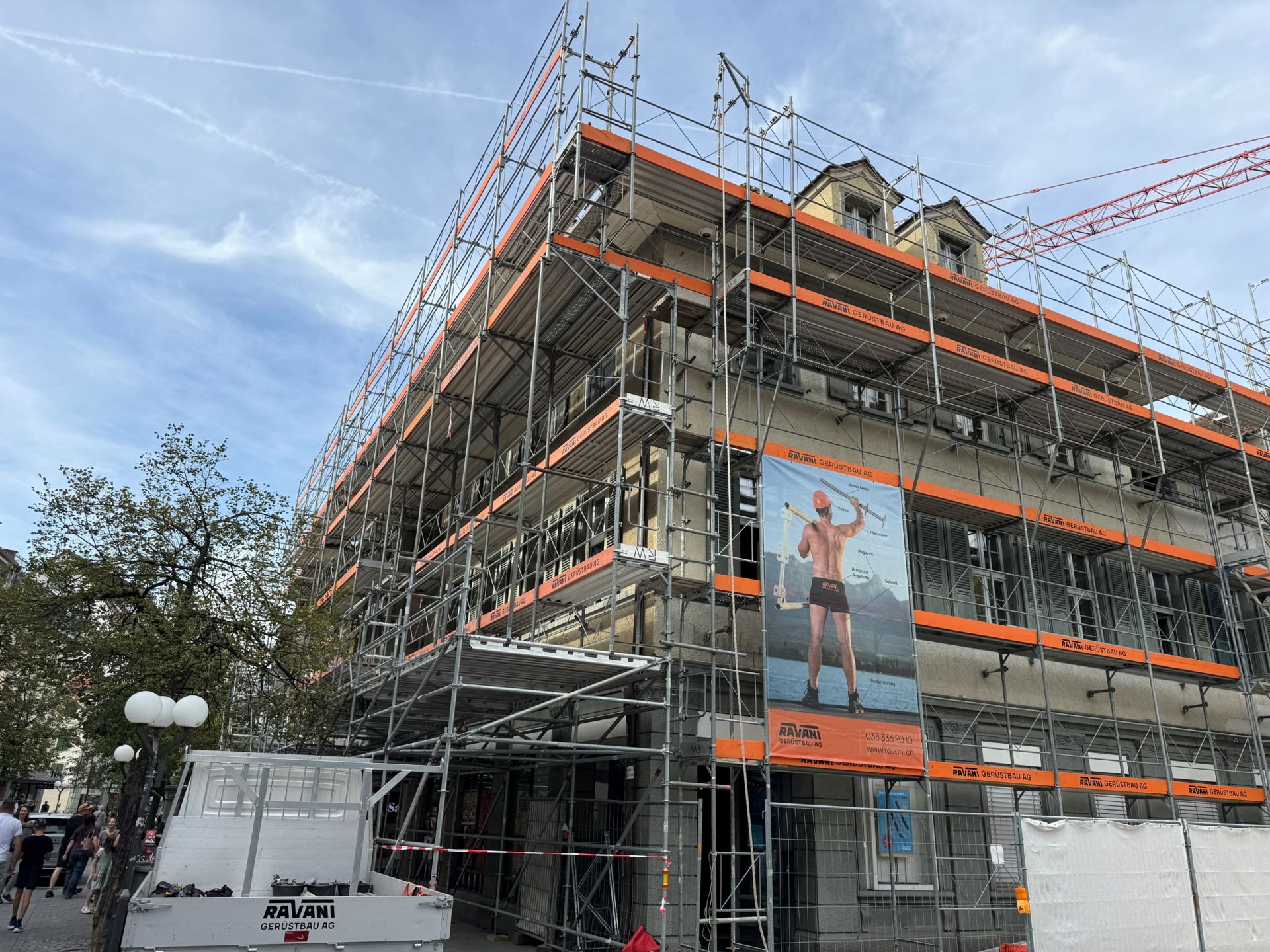 Das Baugerüst steht vor dem Simmentalerhof