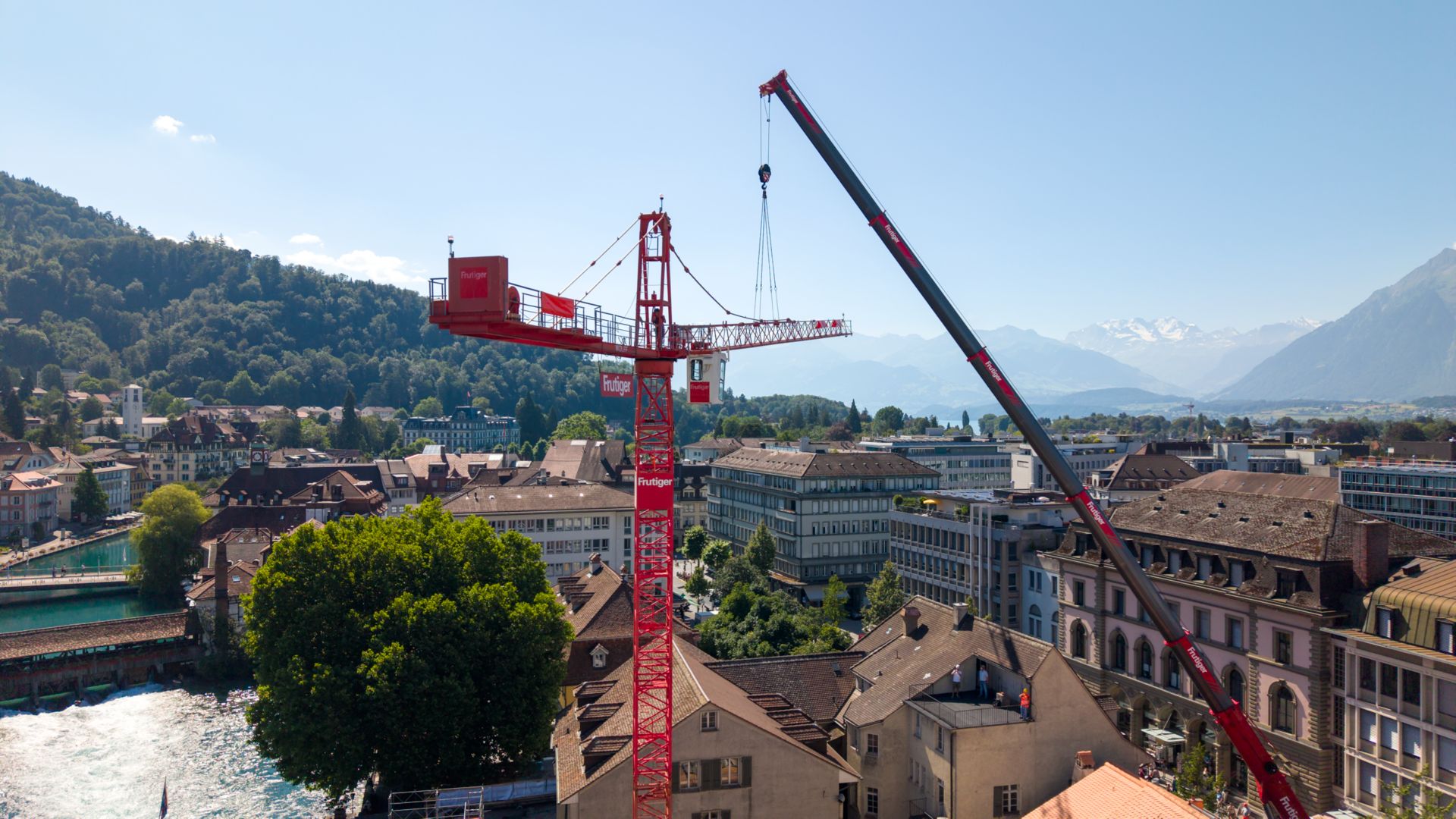Baukran wird im Bälliz aufgebaut
