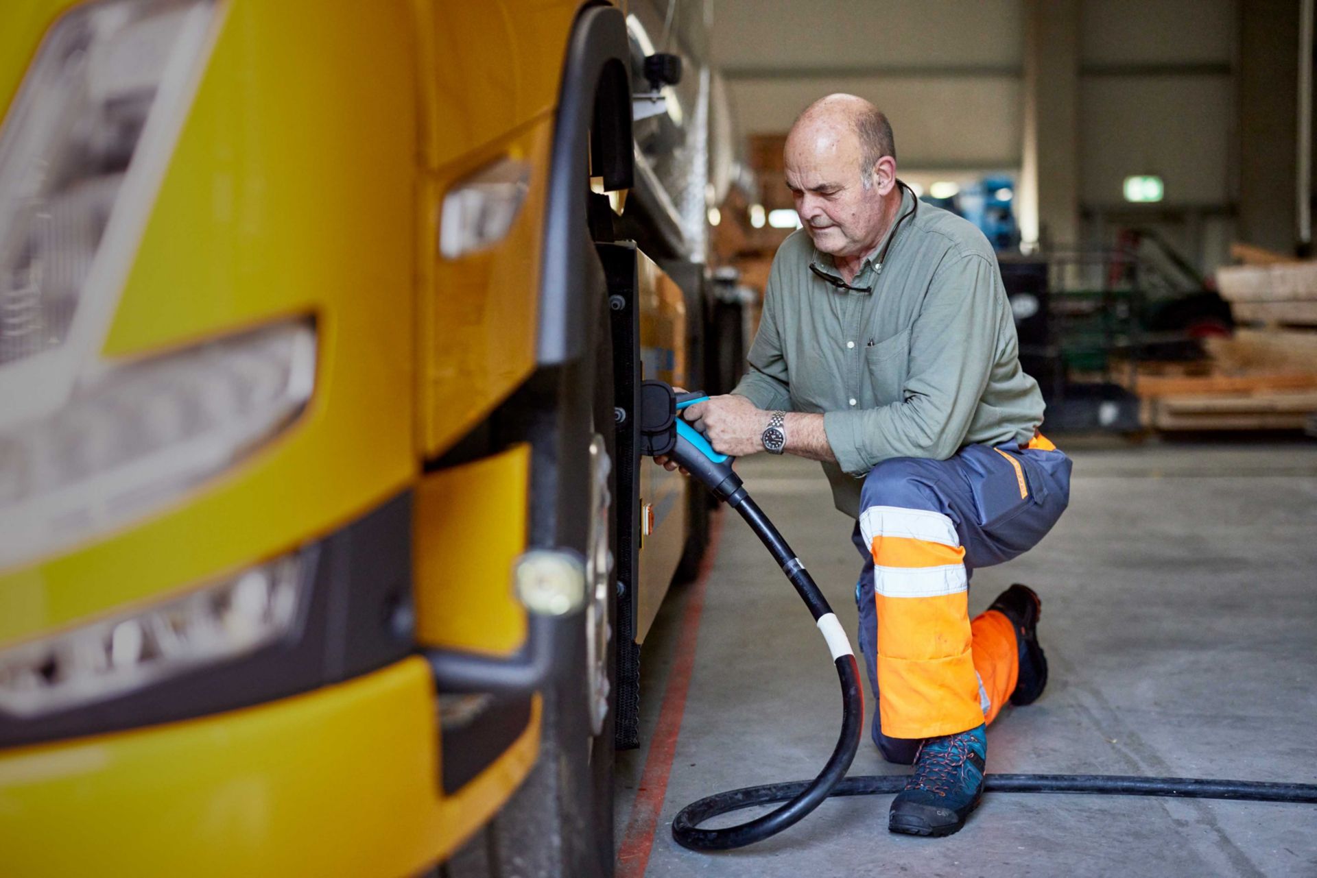 Elektrolastwagen beim Aufladen