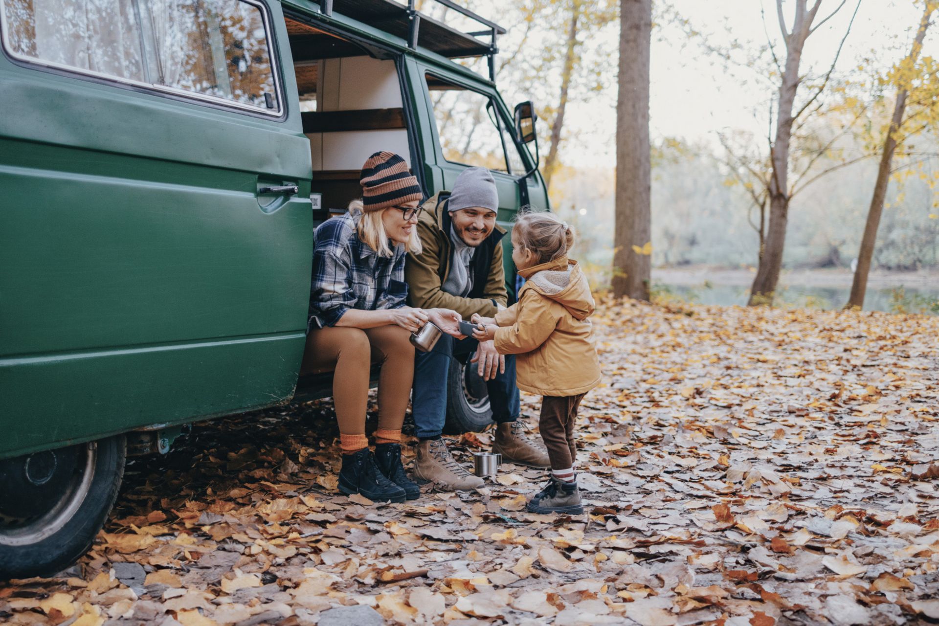 Coppia con bambino in camper