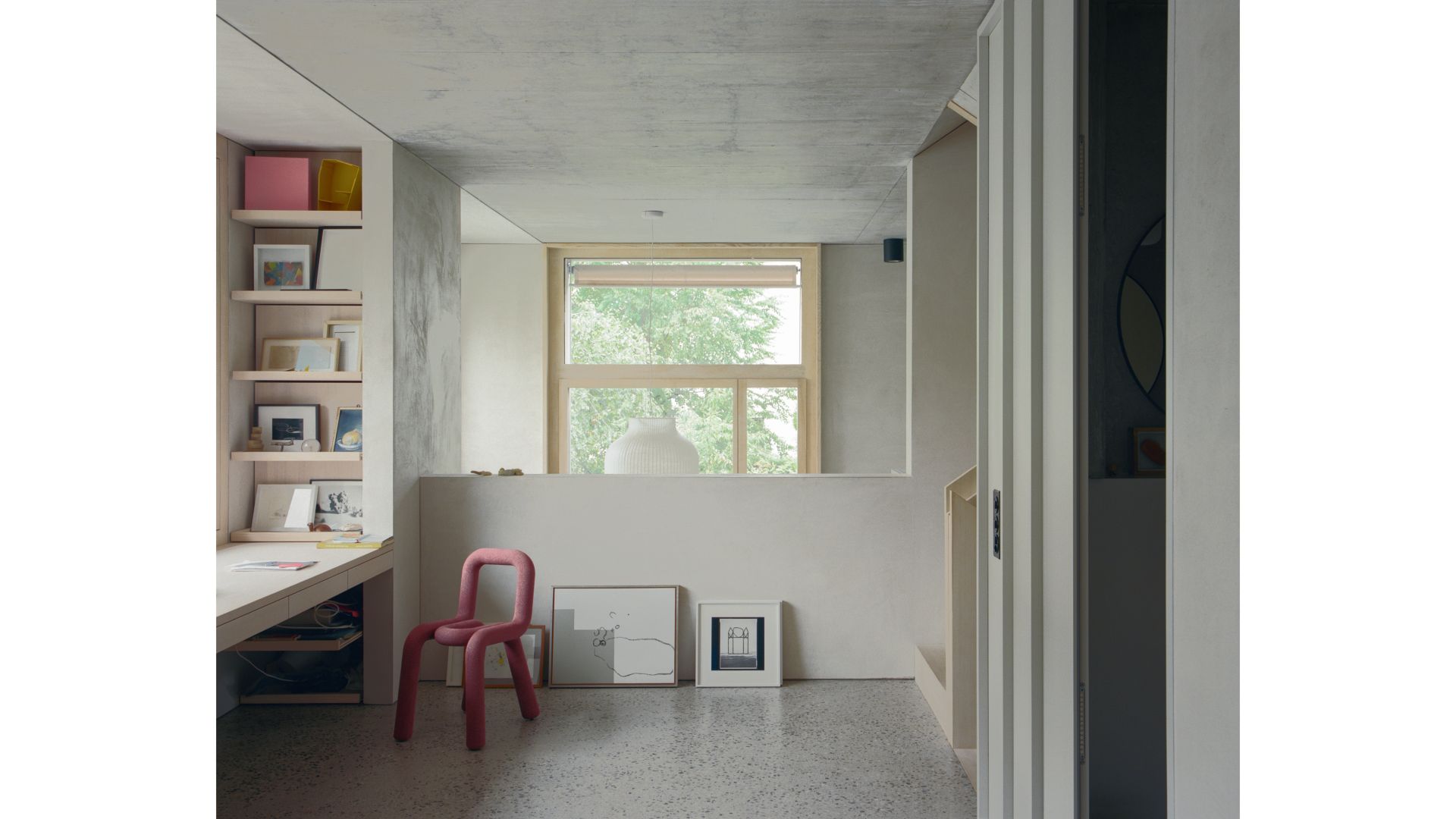 Die Räume interagieren über zwei Geschosse hinweg miteinander.