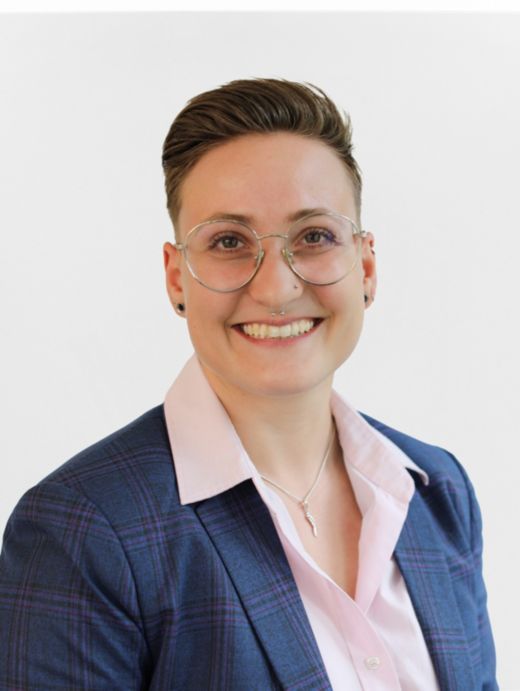 Joy Buri - Mitarbeiterin Services