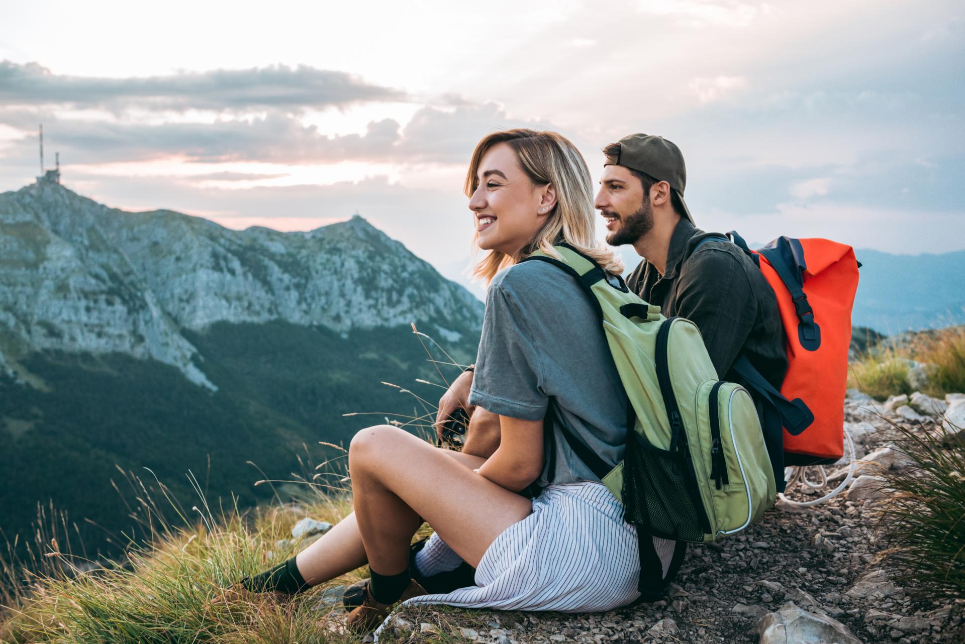 jeune couple en montagne