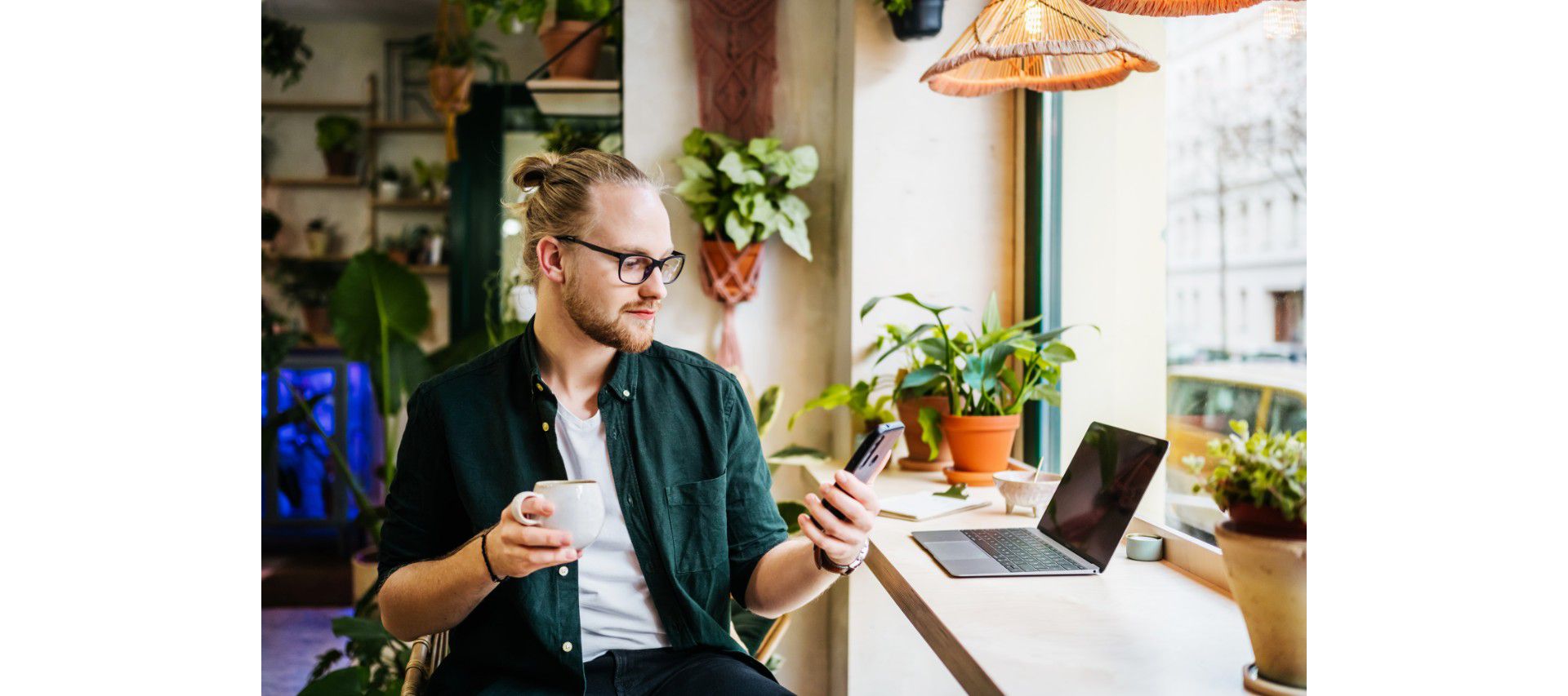 L’homme est assis à une table et au téléphone 